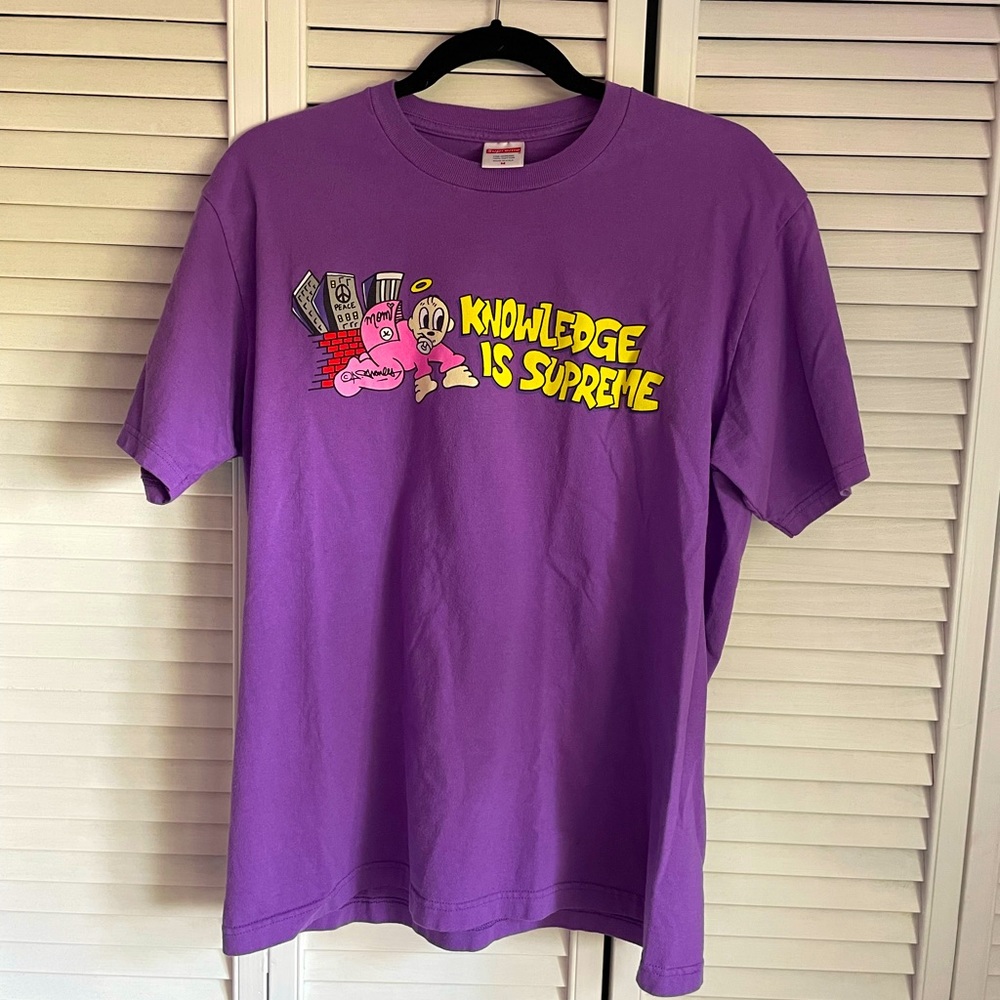 LIKE NEW SUPREME SIZE M GRAPHIC TEE